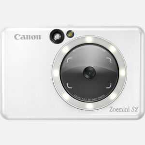 Der Canon Zoemini S2 ist eine Sofortbildkamera mit Mini-Fotodrucker der nchsten Generation, die mit Spiegel, Ringlicht, Fernauslser und Livebildansicht die perfekte Technologie fr Selfie-Liebhaber bietet. Werde kreativ und gestalten deine Fotos ber die Canon Mini Print App auf deinem Smartphone mit Filtern, Emojis und Text. Mit einer Akkuladung druckt der Canon Zoemini S2 bis zu 25 Fotos. Deine Lieblingsbilder kannst du auch auf einer microSD-Karte (nicht im Lieferumfang) speichern und sie spter ausdrucken praktisch, wenn das Papier knapp wird. Die selbstklebenden Fotos sind schnell gedruckt und ideal, um damit Gegenstnde zu personalisieren. Diese elegante und schlanke Sofortbildkamera mit Mini-Fotodrucker, die in Blaugrn, Perlwei und Rosgold erhltlich ist, ist der ultimative tragbare Begleiter und verfgt ber Effekt- und Rahmentasten fr Filter-Flair und coole Anpassungen. Vorteile Mit dieser 2-in-1 Sofortbildkamera mit Mini-Fotodrucker im Taschenformat kannst du sofort fotografieren und drucken Mit Spiegel und Ringlicht gelingen tolle Schnappschsse, die du auch noch mit Rahmen- und Effekten-Tasten verschnern kannst deine Favoriten hierfr kannst du ganz einfach mit der Canon Mini Print App festlegen Mit Bluetooth und der Canon Mini Print App kannst du direkt von deinem Handy auf dem Canon Zoemini S2 drucken oder die Livebildansicht verwenden, um deine Bilder mit coolen Effekten zu versehen oder zu einer Collage zusammenzustellen. Du setzt einfach einen 10-er Pack Zink Fotopapier mit Kleberckseite ein und kannst deine Lieblingsbilder ausdrucken und dann berall, wo du willst, hinkleben. Das schlanke und schmale Gert ist in den Farben Blaugrn, Perlwei und Rosgold erhltlich das ultimative tragbare Accessoire Die Zink-Drucktechnologie erzeugt wisch-, rei- und wasserfeste Drucke separate Tintenpatronen werden nicht bentigt Und zum Speichern der Aufnahmen kannst du eine microSD Karte (optional als Zubehr erhltlich) in den entsprechenden Slot des Zoemini S2 einsetzen Lieferumfang Canon Zoemini S2 Sofortbildkamera und Mini-Fotodrucker, Perlwei USB-Kabel Kurzanleitung und andere Dokumentationen Canon Zink Fotopapier (10 Blatt) + 1 SMARTSHEET Handschlaufe Technische Daten 10 Blatt Papierkapazitt - Ganz ohne Tinte Canon Zink Fotopapier im Format 5 x 7,6 cm Schick und leicht 188 g Modell in Blaugrn, Wei und Rosgold Bluetooth-Verbindung Fernauslsung und Livebildansicht Mit der Canon Mini Print App Smartphone-kompatibel iOS und Android 314 x 600 dpi Auflsung 8 Megapixel Kamera Untersttzung fr micoSD-Speicherkarten (die Speicherkarte ist optional als Zubehr erhltlich) Alle technischen Daten zeigen