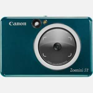 Der Canon Zoemini S2 ist eine Sofortbildkamera mit Mini-Fotodrucker der nchsten Generation, die mit Spiegel, Ringlicht, Fernauslser und Livebildansicht die perfekte Technologie fr Selfie-Liebhaber bietet. Werde kreativ und gestalten deine Fotos ber die Canon Mini Print App auf deinem Smartphone mit Filtern, Emojis und Text. Mit einer Akkuladung druckt der Canon Zoemini S2 bis zu 25 Fotos. Deine Lieblingsbilder kannst du auch auf einer microSD-Karte (nicht im Lieferumfang) speichern und sie spter ausdrucken praktisch, wenn das Papier knapp wird. Die selbstklebenden Fotos sind schnell gedruckt und ideal, um damit Gegenstnde zu personalisieren. Diese elegante und schlanke Sofortbildkamera mit Mini-Fotodrucker, die in Blaugrn, Perlwei und Rosgold erhltlich ist, ist der ultimative tragbare Begleiter und verfgt ber Effekt- und Rahmentasten fr Filter-Flair und coole Anpassungen. Vorteile Mit dieser 2-in-1 Sofortbildkamera mit Mini-Fotodrucker im Taschenformat kannst du sofort fotografieren und drucken Mit Spiegel und Ringlicht gelingen tolle Schnappschsse, die du auch noch mit Rahmen- und Effekten-Tasten verschnern kannst deine Favoriten hierfr kannst du ganz einfach mit der Canon Mini Print App festlegen Mit Bluetooth und der Canon Mini Print App kannst du direkt von deinem Handy auf dem Canon Zoemini S2 drucken oder die Livebildansicht verwenden, um deine Bilder mit coolen Effekten zu versehen oder zu einer Collage zusammenzustellen. Du setzt einfach einen 10-er Pack Zink Fotopapier mit Kleberckseite ein und kannst deine Lieblingsbilder ausdrucken und dann berall, wo du willst, hinkleben. Das schlanke und schmale Gert ist in den Farben Blaugrn, Perlwei und Rosgold erhltlich das ultimative tragbare Accessoire Die Zink-Drucktechnologie erzeugt wisch-, rei- und wasserfeste Drucke separate Tintenpatronen werden nicht bentigt Und zum Speichern der Aufnahmen kannst du eine microSD Karte (optional als Zubehr erhltlich) in den entsprechenden Slot des Zoemini S2 einsetzen Lieferumfang Canon Zoemini S2 Sofortbildkamera und Mini-Fotodrucker, Blaugrn USB-Kabel Kurzanleitung und andere Dokumentationen Canon Zink Fotopapier (10 Blatt) + 1 SMARTSHEET Handschlaufe Technische Daten 10 Blatt Papierkapazitt - Ganz ohne Tinte Canon Zink Fotopapier im Format 5 x 7,6 cm Schick und leicht 188 g Modell in Blaugrn, Wei und Rosgold Bluetooth-Verbindung Fernauslsung und Livebildansicht Mit der Canon Mini Print App Smartphone-kompatibel iOS und Android 314 x 600 dpi Auflsung 8 Megapixel Kamera Untersttzung fr micoSD-Speicherkarten (die Speicherkarte ist optional als Zubehr erhltlich) Alle technischen Daten zeigen