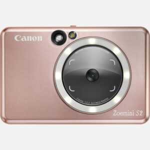 Der Canon Zoemini S2 ist eine Sofortbildkamera mit Mini-Fotodrucker der nchsten Generation, die mit Spiegel, Ringlicht, Fernauslser und Livebildansicht die perfekte Technologie fr Selfie-Liebhaber bietet. Werde kreativ und gestalten deine Fotos ber die Canon Mini Print App auf deinem Smartphone mit Filtern, Emojis und Text. Mit einer Akkuladung druckt der Canon Zoemini S2 bis zu 25 Fotos. Deine Lieblingsbilder kannst du auch auf einer microSD-Karte (nicht im Lieferumfang) speichern und sie spter ausdrucken praktisch, wenn das Papier knapp wird. Die selbstklebendens Fotos sind schnell gedruckt und ideal, um damit Gegenstnde zu personalisieren. Diese elegante und schlanke Sofortbildkamera mit Mini-Fotodrucker, die in Blaugrn, Perlwei und Rosgold erhltlich ist, ist der ultimative tragbare Begleiter und verfgt ber Effekt- und Rahmentasten fr Filter-Flair und coole Anpassungen. Vorteile Mit dieser 2-in-1 Sofortbildkamera mit Mini-Fotodrucker im Taschenformat kannst du sofort fotografieren und drucken Mit Spiegel und Ringlicht gelingen tolle Schnappschsse, die du auch noch mit Rahmen- und Effekten-Tasten verschnern kannst deine Favoriten hierfr kannst du ganz einfach mit der Canon Mini Print App festlegen Mit Bluetooth und der Canon Mini Print App kannst du direkt von deinem Handy auf dem Canon Zoemini S2 drucken oder die Livebildansicht verwenden, um deine Bilder mit coolen Effekten zu versehen oder zu einer Collage zusammenzustellen. Du setzt einfach einen 10-er Pack Zink Fotopapier mit Kleberckseite ein und kannst deine Lieblingsbilder ausdrucken und dann berall, wo du willst, hinkleben. Das schlanke und schmale Gert ist in den Farben Blaugrn, Perlwei und Rosgold erhltlich das ultimative tragbare Accessoire Die Zink-Drucktechnologie erzeugt wisch-, rei- und wasserfeste Drucke separate Tintenpatronen werden nicht bentigt Und zum Speichern der Aufnahmen kannst du eine microSD Karte (optional als Zubehr erhltlich) in den entsprechenden Slot des Zoemini S2 einsetzen Lieferumfang Canon Zoemini S2 Sofortbildkamera und Mini-Farbfotodrucker, Rosgold USB-Kabel Kurzanleitung und andere Dokumentationen Canon Zink Fotopapier (10 Blatt) + 1 SMARTSHEET Handschlaufe Technische Daten 10 Blatt Papierkapazitt - Ganz ohne Tinte Canon Zink Fotopapier im Format 5 x 7,6 cm Schick und leicht 188 g Modell in Blaugrn, Wei und Rosgold Bluetooth-Verbindung Fernauslsung und Livebildansicht Mit der Canon Mini Print App Smartphone-kompatibel iOS und Android 314 x 600 dpi Auflsung 8 Megapixel Kamera Untersttzung fr micoSD-Speicherkarten (die Speicherkarte ist optional als Zubehr erhltlich) Alle technischen Daten zeigen