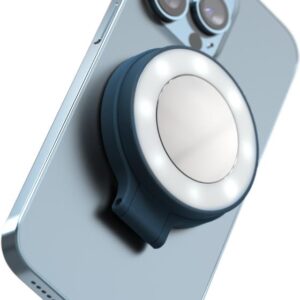 ShiftCam SnapLight magnetisches LED Ringlicht für Smartphones dunkelblau - Das magnetisches LED-Ringlicht sorgt für optimale Beleuchtung. Einfach anbringen und sofort dein Motiv aufhellen. Die 4 Helligkeitsstufen bieten optimale Lichtverhältnisse - egal wie dunkel es ist. Verwende den integrierten Spiegel für deinen letzten Check - bevor du live gehst. Das SnapLight funktioniert mit jedem Smartphone - das den mitgelieferten magnetischen Aufkleber verwendet oder Mag-Safe kompatibel ist. Lieferumfang: SnapLight - magnetischer Aufkleber - Ladekabel und Manual (SL-IN-AB-EF)